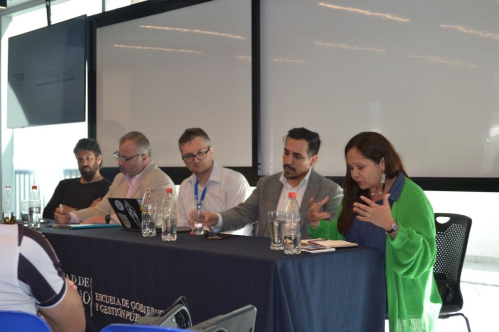 en la imagen se pueden ver a todos los invitados, Daniel Brzovic, Jorge Thibaut, Luis Orrego, Antoine Maillet y la académica Verónica Figueroa Huencho.